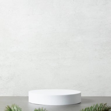 Noel ve kış tatili için kozmetik arka plan. Beyaz podyum ve beyaz arka planda noel süslemeleri.