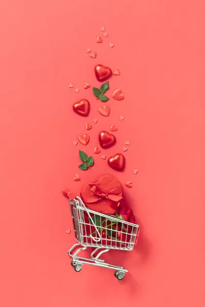Тележка Подарочными Коробками Розами Шоколадом Красными Сердцами Красном Фоне Интернет Лицензионные Стоковые Изображения