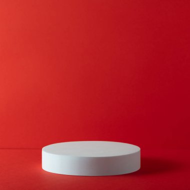 Kırmızı arkaplanda soyut beyaz podyum. Ürün sunumu için stand-up yapın. Üç boyutlu çizim. Minimum konsept. Reklam şablonu. Aziz Sevgililer Günü indirimi