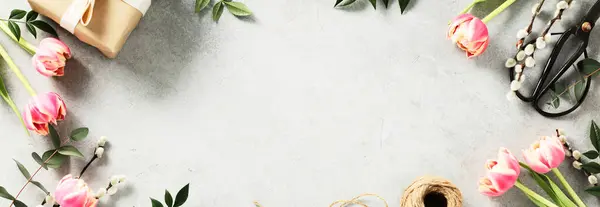 Пасхальный Фон Весенними Цветами Яйцами Перьями Подарочными Коробками Светло Сером Лицензионные Стоковые Фото