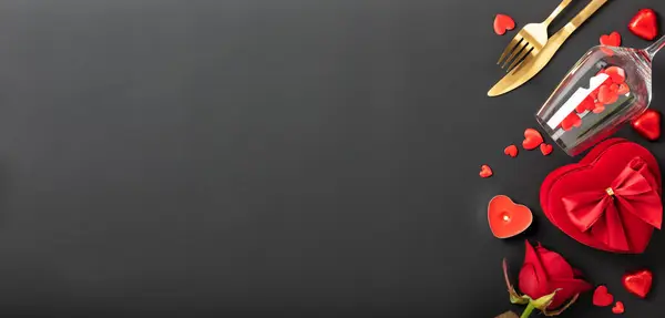 Красивая Романтическая Обстановка Стола Вином Розами Подарками Черном Фоне Романтический Лицензионные Стоковые Фото