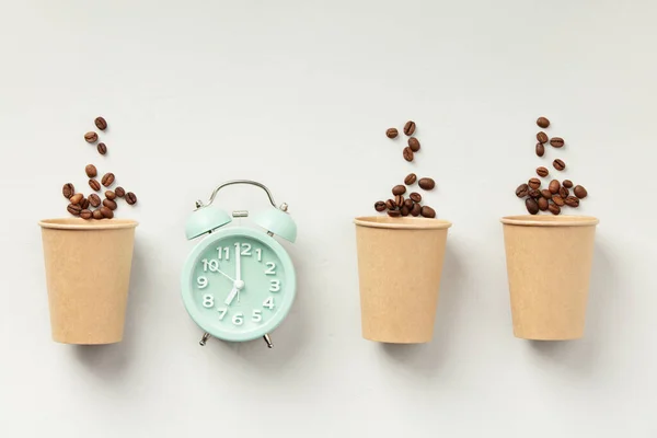 Nane Yeşili Bir Çalar Saat Tek Kullanımlık Dört Kağıt Bardakla Telifsiz Stok Imajlar