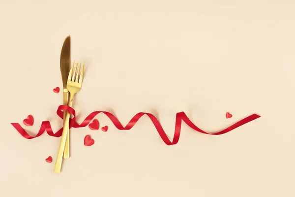 Çatal Bıçak Kırmızı Kurdeleyle Bağlanmış Romantik Bir Akşam Yemeği Sevgililer - Stok İmaj