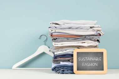 Mavi arka planda çevre dostu motivasyon alıntısı olan siyah tebeşir tahtası. Sıfır sürdürülebilir yaşam biçimi. Plastiksiz konsept.