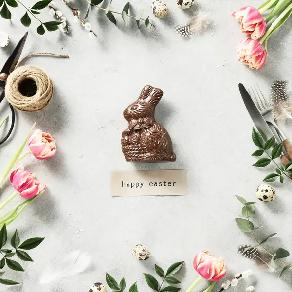 Fundo Páscoa Com Easter Chocolate Bunny Flores Primavera Talheres Fundo — Fotografia de Stock