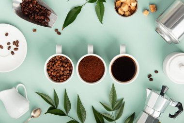 Kahve çekirdekleri, öğütülmüş kahve ve taze yapraklı demlenmiş kahve..