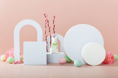 Ürün sunumu için çeşitli geometrik şekillere sahip Paskalya arkaplan kavramı. Kozmetik ürünleri göstermek için podyum