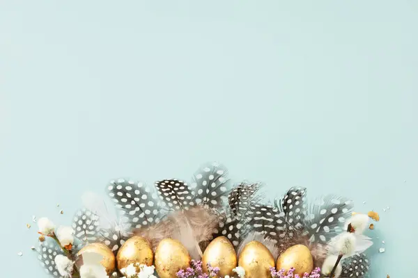 Mavi Arka Planda Altın Bıldırcın Yumurtası Bıldırcın Tüyü Güzel Modern Stok Fotoğraf