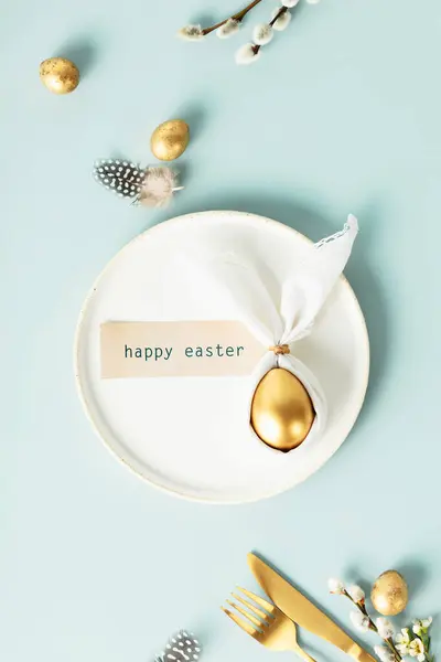Paskalya Dairesi Paskalya Tavşanı Peçetesinde Altın Yumurtayla Bembeyaz Tabakta Altın Telifsiz Stok Imajlar