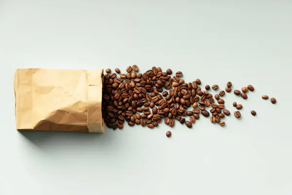 Kaffebönor Häller Papperspåse Vanlig Bakgrund — Stockfoto