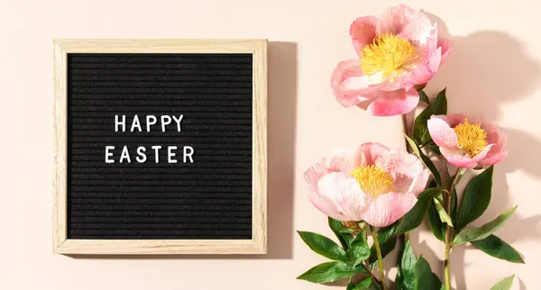 Taze Bahar Çiçekleriyle Çevrili Mutlu Paskalyalar Yazan Bir Mektup Tahtası Stok Fotoğraf