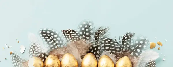 Crudo Huevos Dorados Codorniz Plumas Codorniz Sobre Fondo Azul Hermosa Imagen de stock