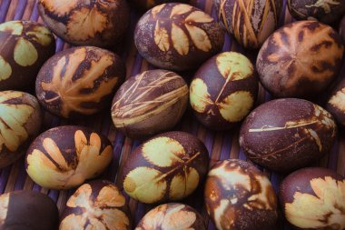 Çeşitli bitkilerden elde edilen doğal renklerle boyanmış yumurtalar. Boya ve kimyasallar yok.