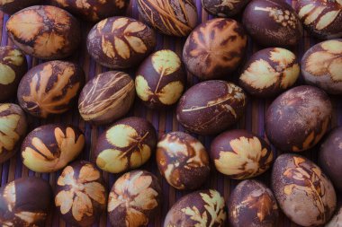 Çeşitli bitkilerden elde edilen doğal renklerle boyanmış yumurtalar. Boya ve kimyasallar yok.