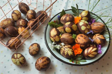Tabakta boyanmış yumurta ve çeşitli bitkilerden elde edilen doğal renkler. Boya ve kimyasallar yok.
