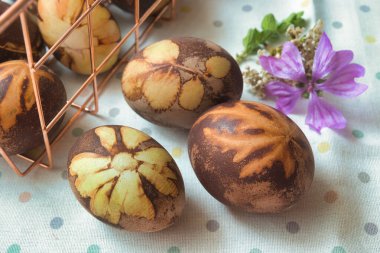 Masada çeşitli bitkilerden elde edilen doğal renklerle boyanmış yumurtalar. Boya ve kimyasallar yok.