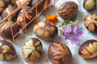 Masada çeşitli bitkilerden elde edilen doğal renklerle boyanmış yumurtalar. Boya ve kimyasallar yok.