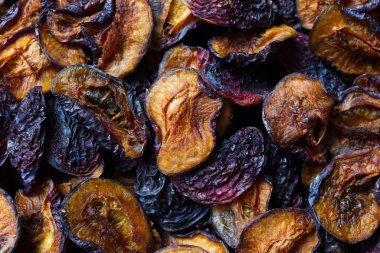 Kurumuş eriklerin buruşuk dokularını, zengin renklerini ve organik çekiciliğini gösteren detaylı bir bakış açısı, sağlıklı beslenme, doğal atıştırmalıklar ve kurutulmuş meyvelerle ilgili kavramlar için ideal..