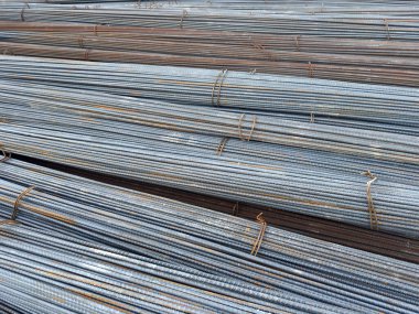 Ayrıntılı dokuya sahip çelik demirlerin yakın görüntüsü, genellikle güçlendirme ve yapısal bütünlük için inşaat projelerinde kullanılır..