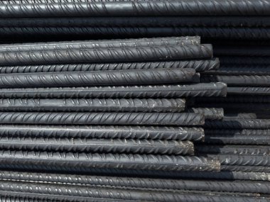 Ayrıntılı dokuya sahip çelik demirlerin yakın görüntüsü, genellikle güçlendirme ve yapısal bütünlük için inşaat projelerinde kullanılır..