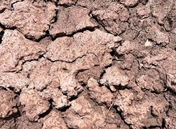 形およびパターンを作る亀裂が付いている乾燥した土か砂の閉鎖 ストック画像