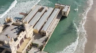 İtalya, Sicilya 'daki Mondello sahili ve kıyı şeridi havadan görünüyor.
