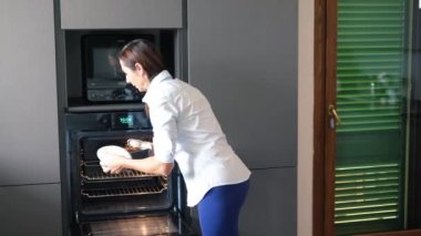 Mutfakta kek hazırlayan mutlu kadın..