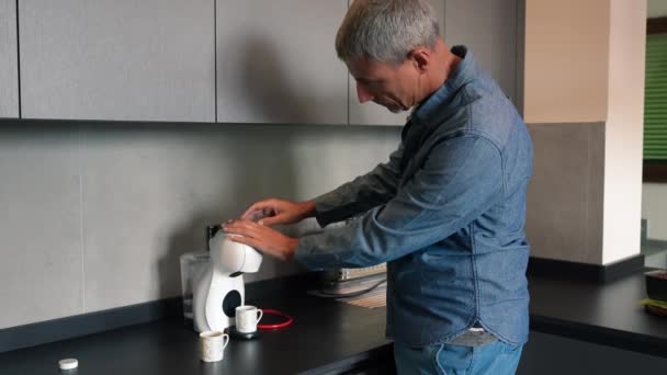 Homem Cozinha Preparando Uma Caneca Café Quente Filtrado Uma Máquina — Vídeo de Stock