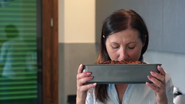 Femme Heureuse Sentant Gâteau Cuit Dans Cuisine — Video