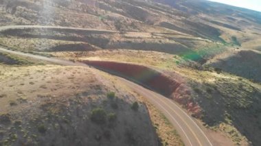 Kanyon dağları boyunca yol, İHA 'dan hava manzarası