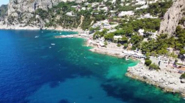 Marina Piccola plajındaki güzel sahil şeridi, Capri. İHA 'dan hava görüntüsü.