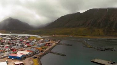 Yaz mevsiminde Olafsfjordur manzarasının güzel hava manzarası, İzlanda