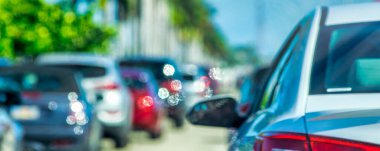 Tropikal palmiyeli ana yol boyunca araba trafiği