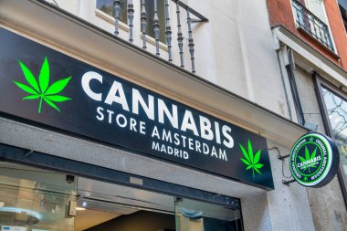 Madrid, İspanya - 29 Ekim 2022: Kenevir Mağazası Amsterdam giriş tabelası.
