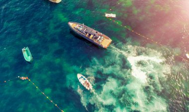 Kıyı şeridi yakınlarındaki sürat teknelerinin yukarıdan görünüşü