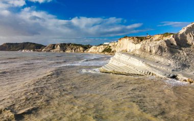 Türklerin Merdivenleri 'nin havadan görünüşü. Scala dei Turchi, İtalya 'nın Sicilya eyaletinin güney kıyısında kayalık bir uçurumdur.