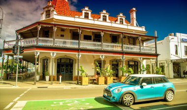ADELAIDE, AUSTRALYA - 16 Eylül 2018: Güneşli bir günde şehir sokakları ve binaları
