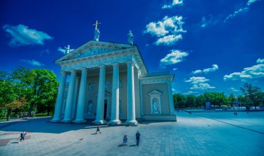 VILNIUS, LITHUANIA - 10 Temmuz 2017: Açık güneşli bir günde Katedral Meydanı 'nda turistler