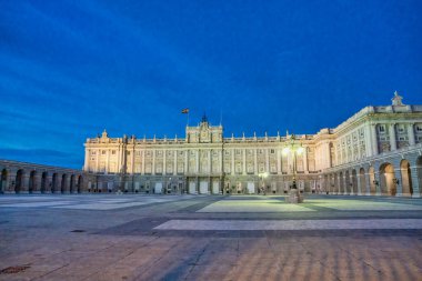 İspanya, Madrid 'de gün batımında Kraliyet Sarayı cephesi.