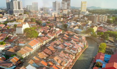 Malacca, Malezya. Açık güneşli bir günde şehir evlerinin, nehrin ve gökyüzünün görüntüsü.