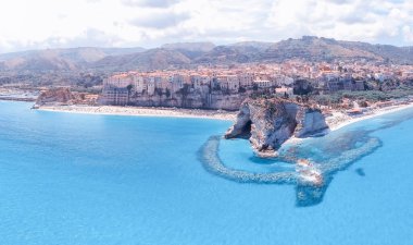 Bir Tropea, Calabria, İtalya, yaz sezonunun güzel sahil şeridi havadan görünümü.