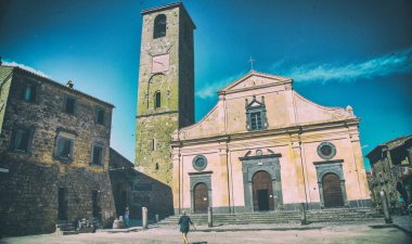 Civita di Bagnoregio, İtalya - 2 Temmuz 2021: Turistler ortaçağ merkezini ziyaret ettiler