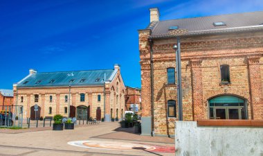 RIGA, LATVIA - 8 Temmuz 2017: Riga, Letonya 'nın merkezinde tuğlalı duvarları olan antik binalar