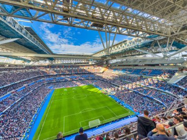 Madrid, İspanya - 30 Ekim 2022 Santiago Bernabeu Real Madrid Stadyumu, bir futbol maçı boyunca taraftarlar.