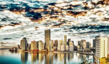 Gün doğumunda Miami ve Brickell Key 'in panoramik hava görüntüsü.