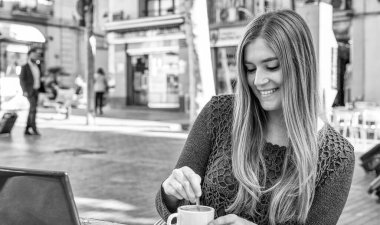 Kahvaltı bir masada açık yapmak laptop ile sarışın kız.