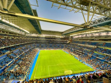 Madrid, İspanya - 30 Ekim 2022 Santiago Bernabeu Real Madrid Stadyumu, bir futbol maçı boyunca taraftarlar.