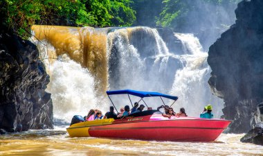 MAURITIUS - 23 Nisan 2019: Ünlü bir ada şelalesini ziyaret eden turistler