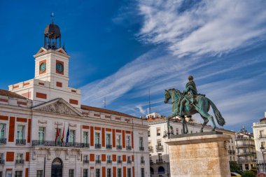 Madrid, İspanya - 29 Ekim 2022: Puerta del Sol binaları ve güneşli bir günde heykel.