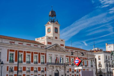 Madrid, İspanya - 29 Ekim 2022: Puerta del Sol Meydanı ve metro tabelası.